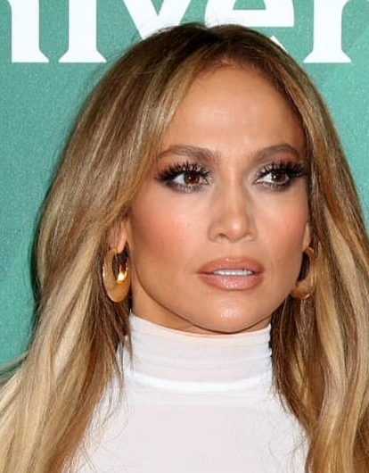 Новый выход: Дженнифер Лопес появилась на публике в стильном топе