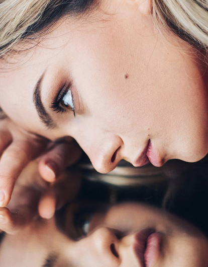 «Смотрю в зеркало и вижу другого человека»: истории женщин, которые пожалели о пластике