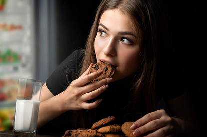 Почему хочется сладкого: 7 главных причин и как перестать его есть (без психологической травмы)