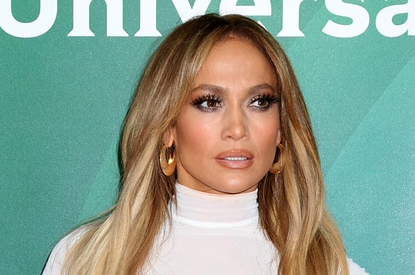 Новый выход: Дженнифер Лопес появилась на публике в стильном топе