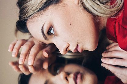 «Смотрю в зеркало и вижу другого человека»: истории женщин, которые пожалели о пластике