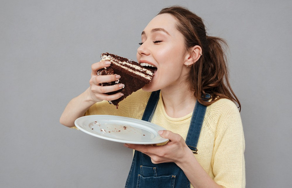 Почему хочется сладкого: 7 главных причин и как перестать его есть (без психологической травмы)
