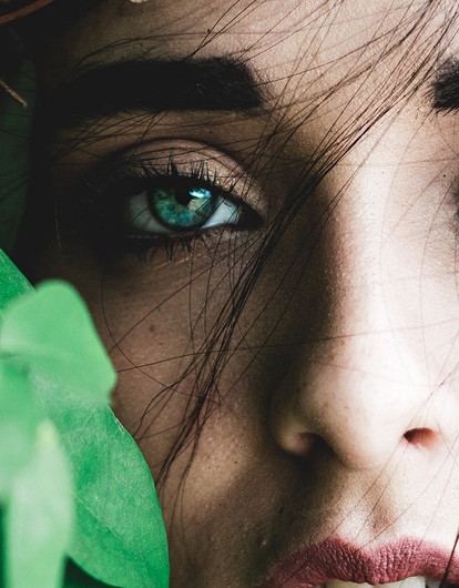 «На место брови так и не вернулись»: истории о неудачных бьюти-экспериментах