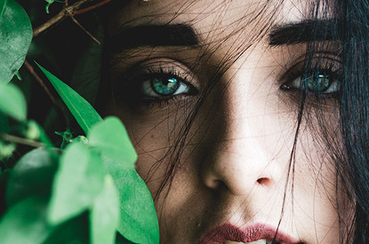 «На место брови так и не вернулись»: истории о неудачных бьюти-экспериментах