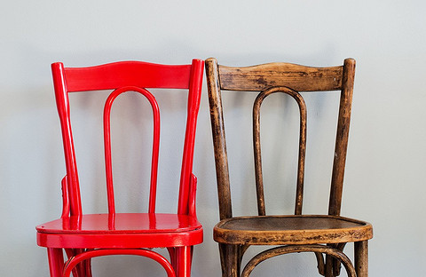 Старые деревянные стулья будут смотреться по-новому в интерьере, если ошкурить и покрасить их в яркие или, наоборот, спокойные цвета. После того как краска высохнет, покрой мебель слоем л...