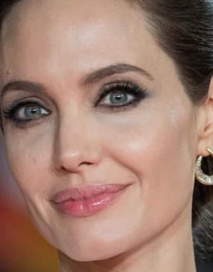 Редкое фото: Анджелина Джоли была замечена на спектакле с младшей дочерью