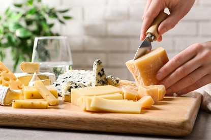 Можно ли замораживать сыр в морозилке (и зачем это делать)