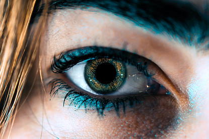 3 проблемы со здоровьем глаз, которые могут возникнуть из-за косметики