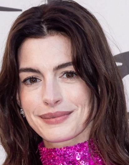 Энн Хэтэуэй появилась на публике в стильном костюме