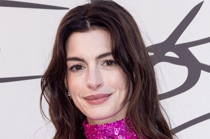 Энн Хэтэуэй появилась на публике в стильном костюме