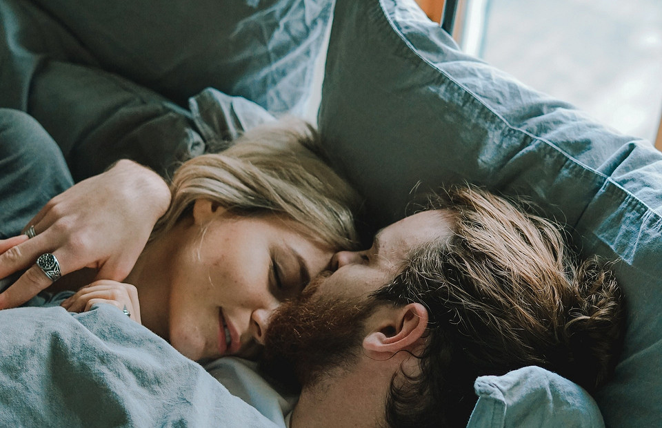 8 неожиданных причин, почему женщинам полезно спать без одежды