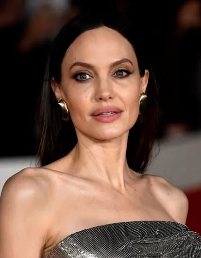 Анджелина Джоли вышла в свет в нежном белоснежном платье