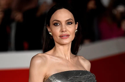 Анджелина Джоли вышла в свет в нежном белоснежном платье