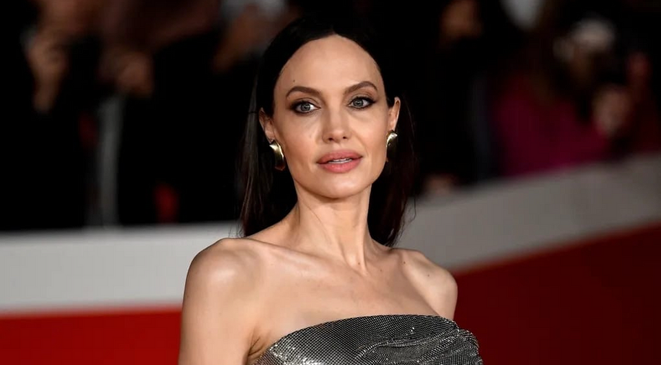 Анджелина Джоли вышла в свет в нежном белоснежном платье