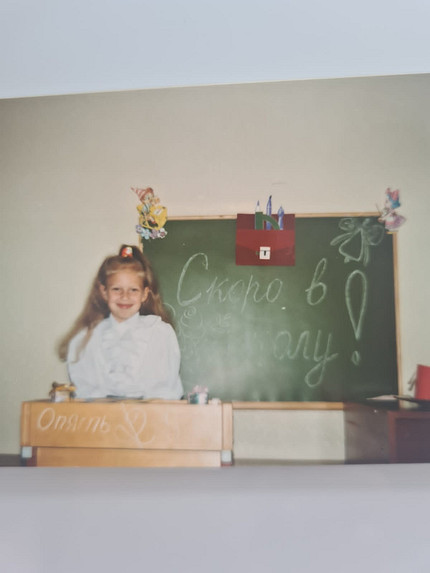 Рита Дакота, Нюша и другие звезды вспоминают о том, как прошел их первый день в школе