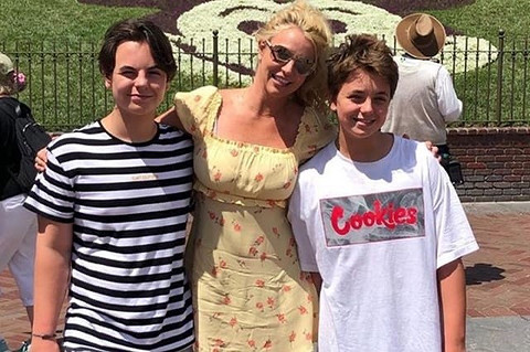 Сыновья Бритни Спирс перестали общаться со звездной мамой из-за ее обнаженных фото