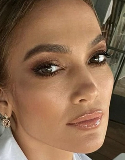 Белые джинсы и короткий топ: счастливая Дженнифер Лопес замечена на прогулке