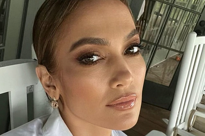 Белые джинсы и короткий топ: счастливая Дженнифер Лопес замечена на прогулке