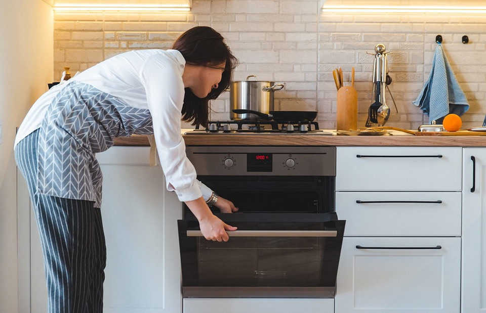 7 ошибок при использовании духовки, которые портят и выпечку, и плиту