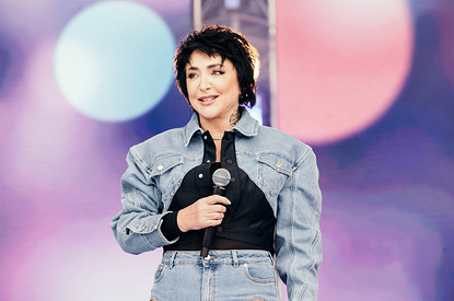 Лолита в наряде с пикантными вырезами и другие звезды поздравили столицу с 875-летием