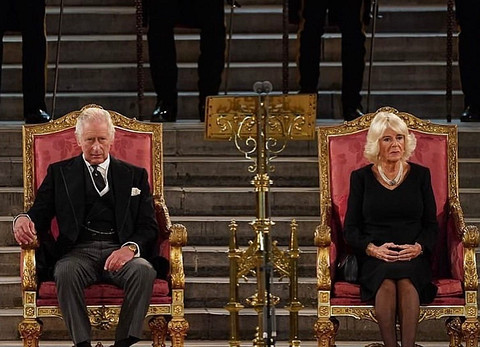 Король Карл III и королева-консорт Камилла впервые сели на трон (фото)