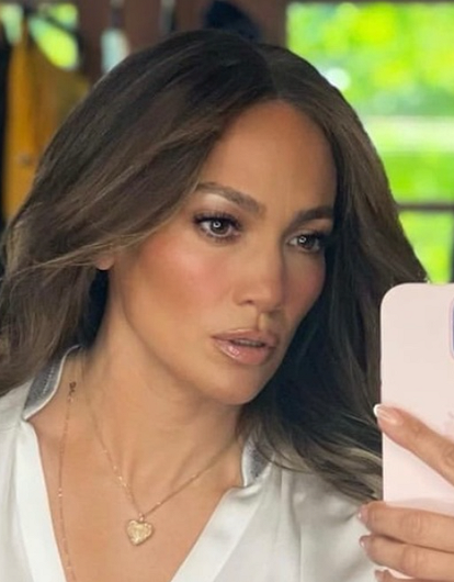 Дженнифер Лопес показала, как носить платье с необычным вырезом