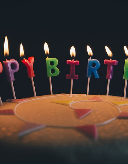 «Сижу одна в лесу без телефона»: истории людей, которые ненавидят свой день рождения