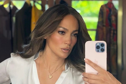 Дженнифер Лопес показала, как носить платье с необычным вырезом