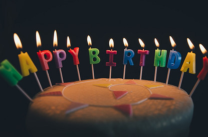 «Сижу одна в лесу без телефона»: истории людей, которые ненавидят свой день рождения