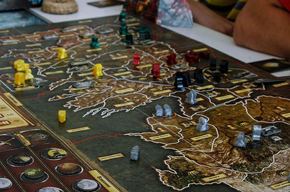 Что-то кроме «Мафии» и «Монополии»: 10 прикольных игр для веселой компании взрослых