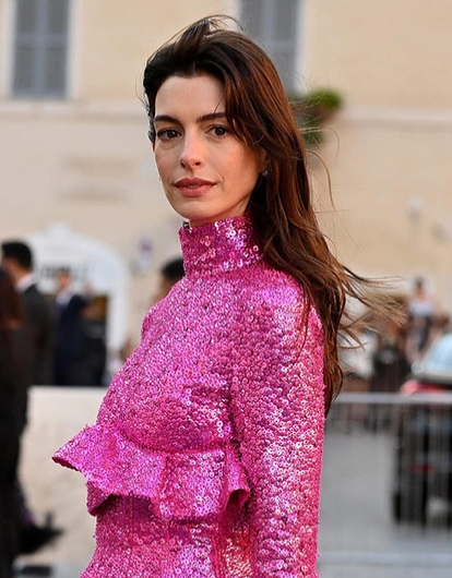 Спустя 16 лет: Энн Хэтэуэй повторила свой образ из «Дьявол носит Prada»