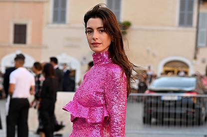 Спустя 16 лет: Энн Хэтэуэй повторила свой образ из «Дьявол носит Prada»