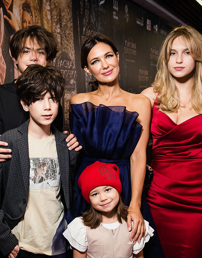 Екатерина Климова с детьми, Нонна Гришаева с мужем и другие звезды на премьере фильме «Красная Шапочка»