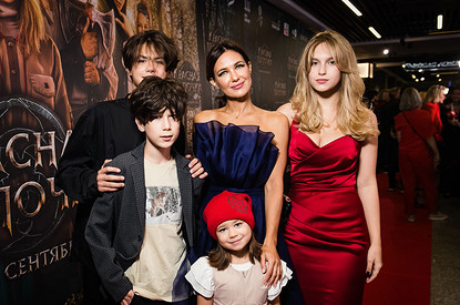 Екатерина Климова с детьми, Нонна Гришаева с мужем и другие звезды на премьере фильме «Красная Шапочка»