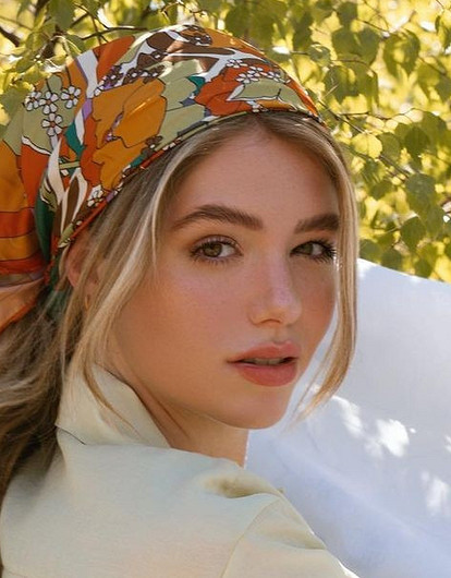 Платки, цепочки, крабики: какими трендовыми аксессуарами украсить свою прическу