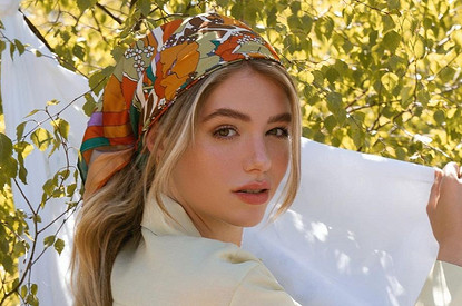 Платки, цепочки, крабики: какими трендовыми аксессуарами украсить свою прическу