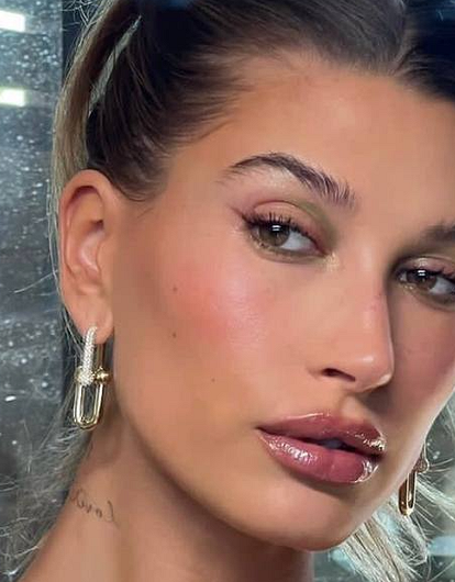 Хейли Бибер впервые ответила на обвинения в том, что увела Джастина у Селены Гомес