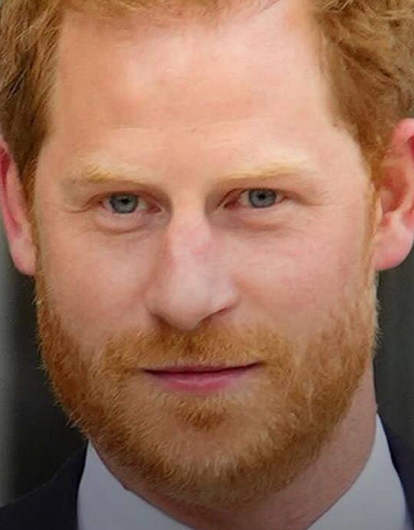 «Отчаянно хочет переписать»: принц Гарри решил изменить уже готовые мемуары о семье после смерти Елизаветы II