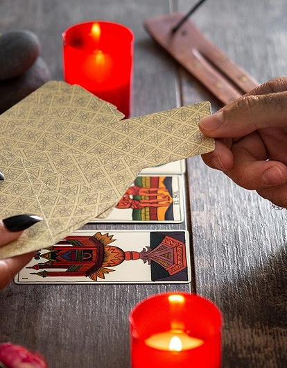 «Гадание всегда совпадает»: истории женщин, которым карты Таро реально напророчили судьбу