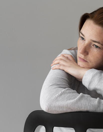 «Ближнему нужнее, а я — перебьюсь»: истории людей, чьи близкие страдают синдромом жертвы (и достали их этим)