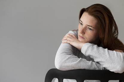 «Ближнему нужнее, а я — перебьюсь»: истории людей, чьи близкие страдают синдромом жертвы (и достали их этим)