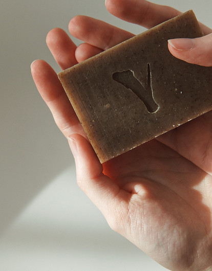 Можно ли умываться хозяйственным мылом: опасности и преимущества бабушкиного метода