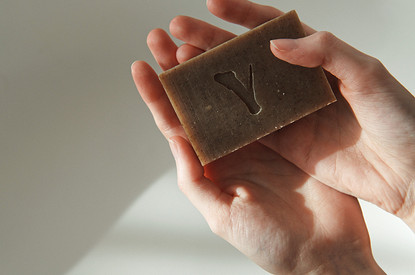 Можно ли умываться хозяйственным мылом: опасности и преимущества бабушкиного метода