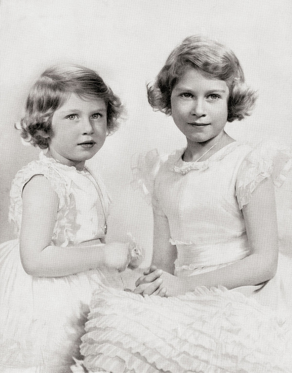 Елизавета (справа) с сестрой Маргарет (слева)