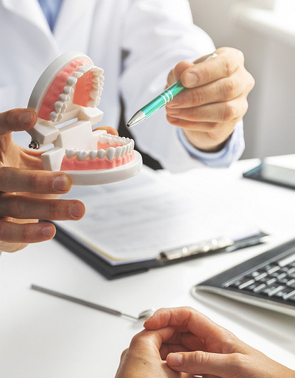 Боль в челюсти, скрежет зубами, звон в ушах — пора к гнатологу (что он лечит и чем отличается от стоматолога)