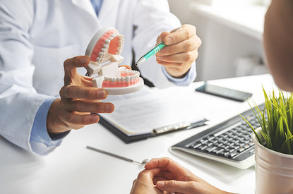 Боль в челюсти, скрежет зубами, звон в ушах — пора к гнатологу (что он лечит и чем отличается от стоматолога)