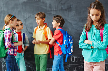 Если ребенок ни с кем не дружит: когда требуется помощь психолога, а когда его стоит оставить в покое