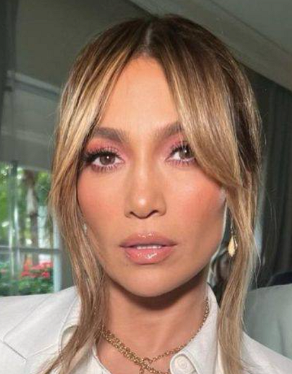 Дженнифер Лопес вышла в свет в стильном брючном костюме