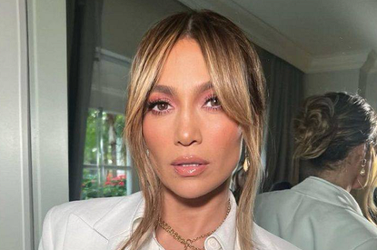 Дженнифер Лопес вышла в свет в стильном брючном костюме