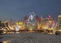 Кибер-яйцо и дом-купюра: 7 самых невероятных современных зданий мира